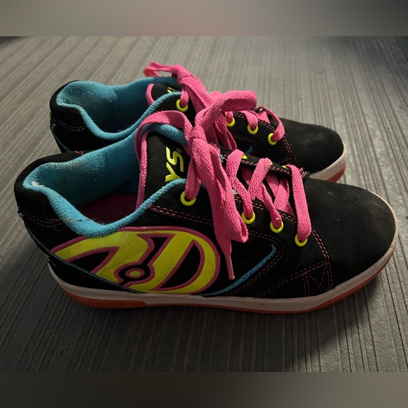 Worn only twice! Youth Black and Pink Heelys Shoes still with original box. - Picture 3 of 7